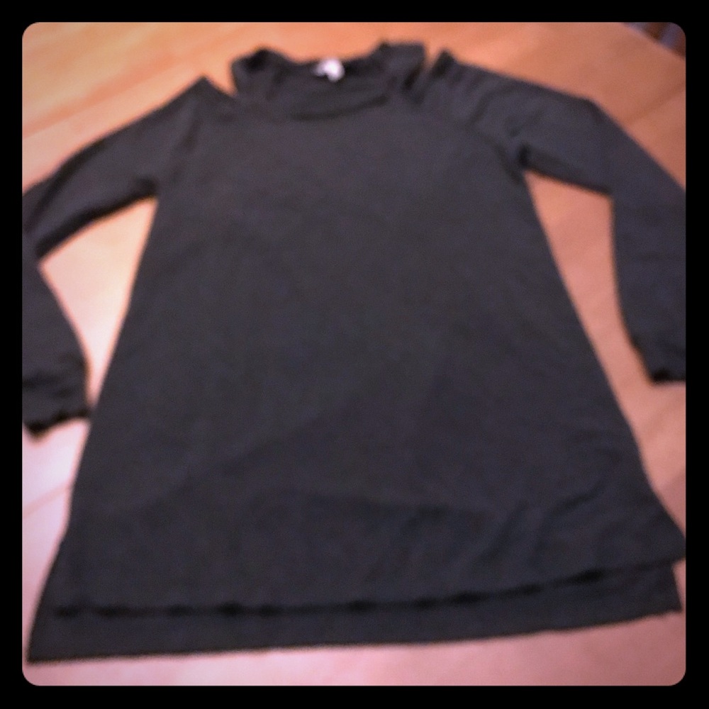 Kenneth Cole Reaction NWOT, Gray Cold Shoulder Top